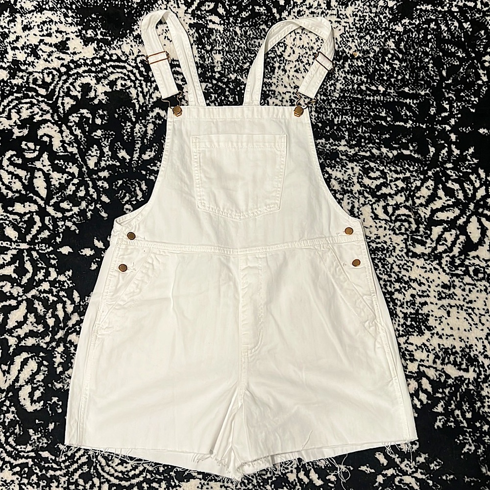 Universal Thread from Target, White Overall Shorts, Size 10.